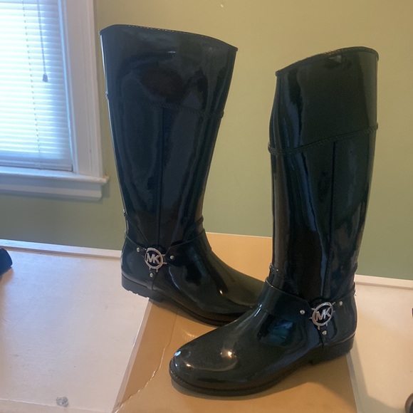 A pair of rich green ladies water boots in original box - Picture 3 of 4